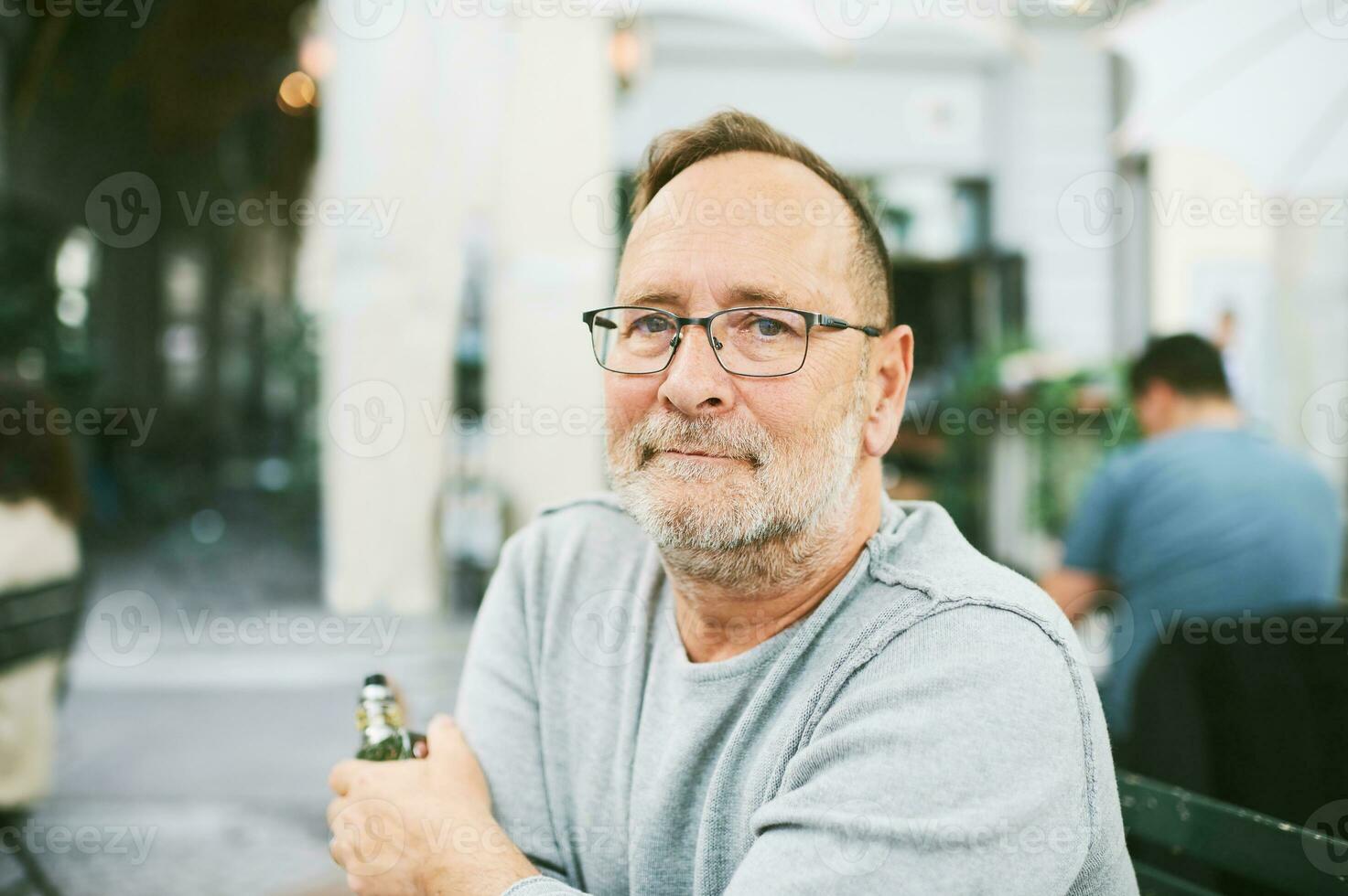 Extérieur portrait de milieu âge homme repos dans Extérieur café photo