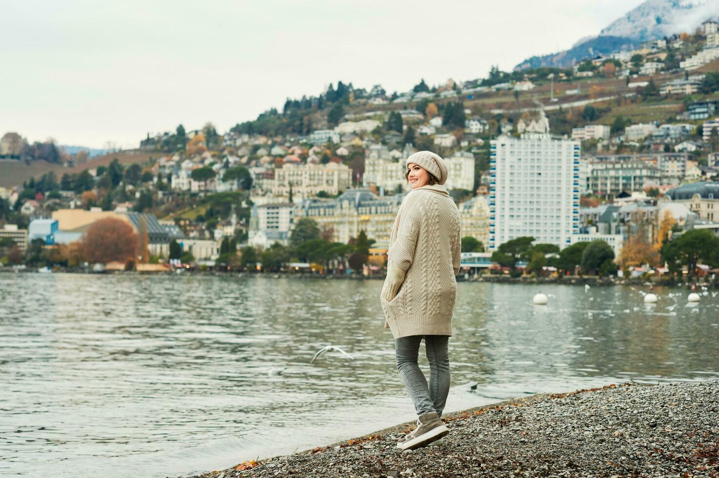 Extérieur portrait de content Jeune femme profiter agréable marcher par Lac Genève dans montreux ville, Suisse photo