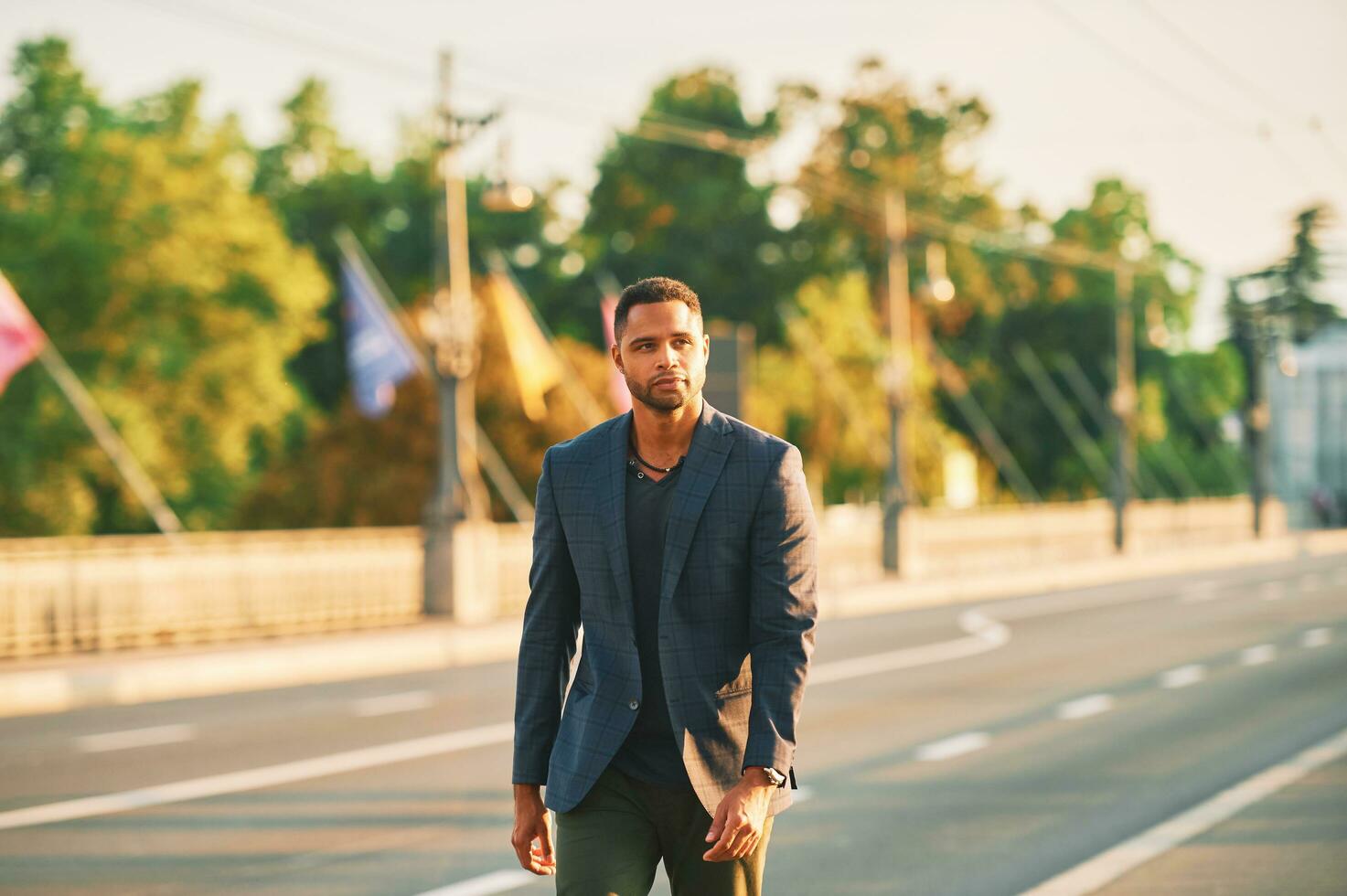Extérieur portrait de Beau afro américain homme, ville paysage sur arrière-plan, en marchant suivant à route photo