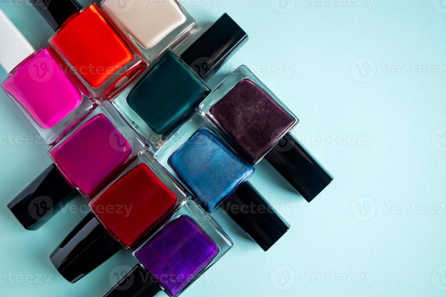 palette de vernis à ongles brillants sur fond bleu. photo