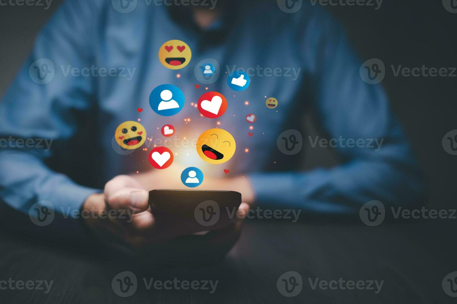 social médias et en ligne numérique concept, gens en ligne en utilisant social médias avec illustration hologramme de emojis montrant et flottant, social distanciation, travail de Accueil concept. photo