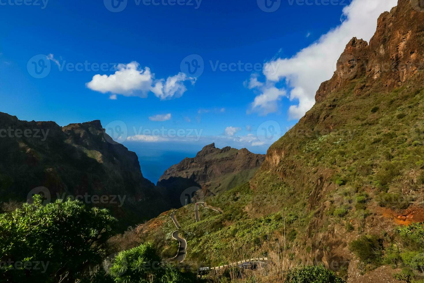 serpentin route dans le montagnes photo