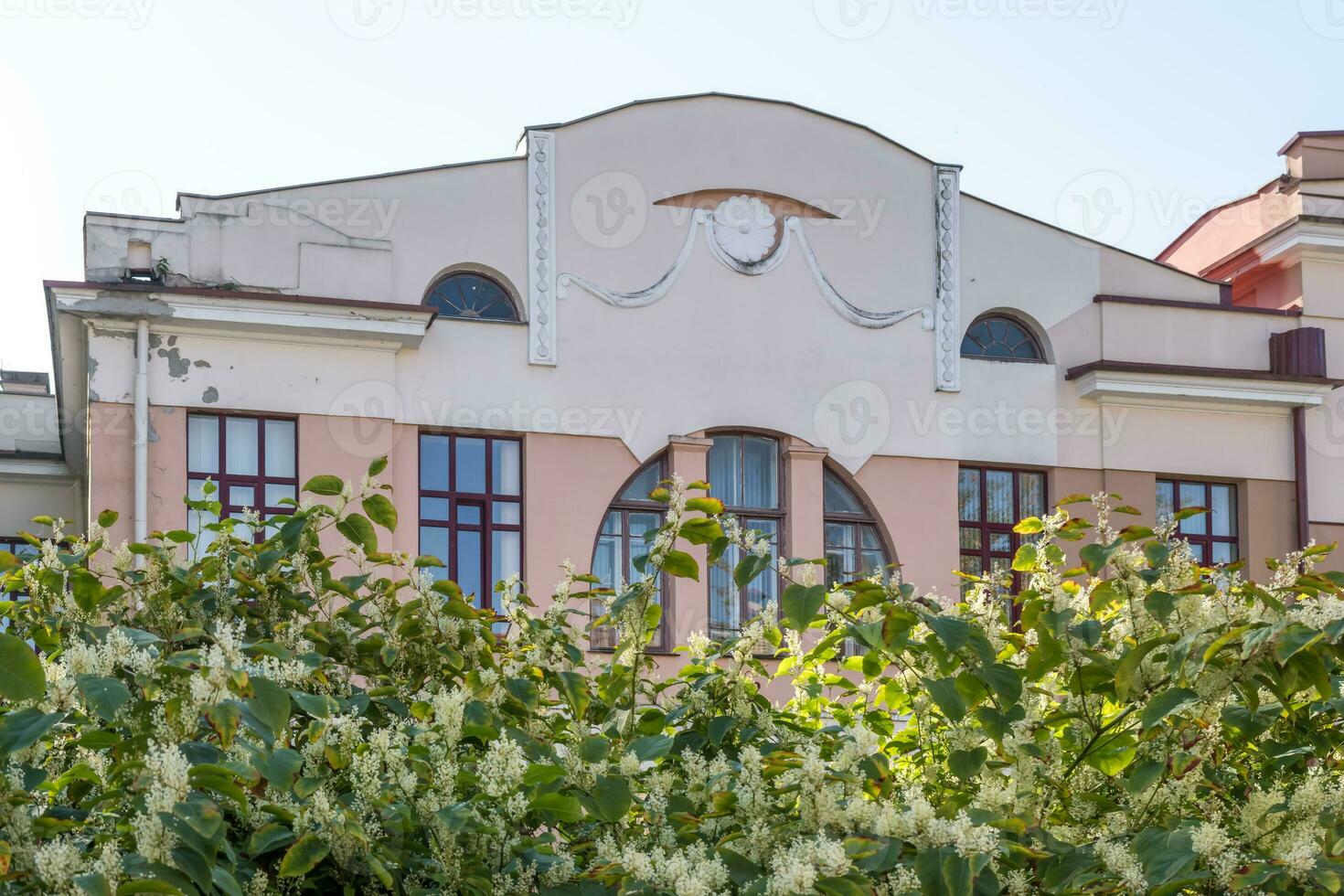 les fenêtres avec décoratif éléments sur un vieux en bois ou brique bâtiment photo