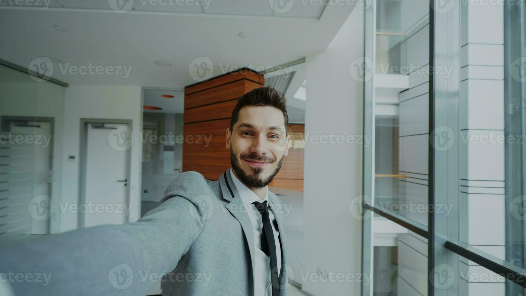 pov de Jeune homme d'affaire dans costume prise une selfie photo et avoir amusement dans moderne Bureau à l'intérieur