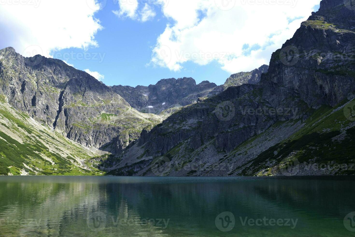 une vert l'eau Lac dans montagnes, nuageux temps. 'csarny paille gasienicowy' Lac dans tatry, Pologne photo