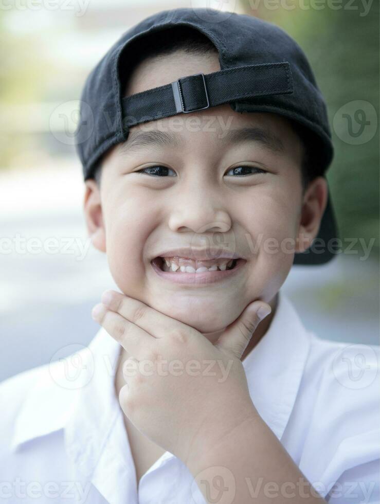asiatique les enfants à pleines dents souriant visage avec bonheur permanent Extérieur photo