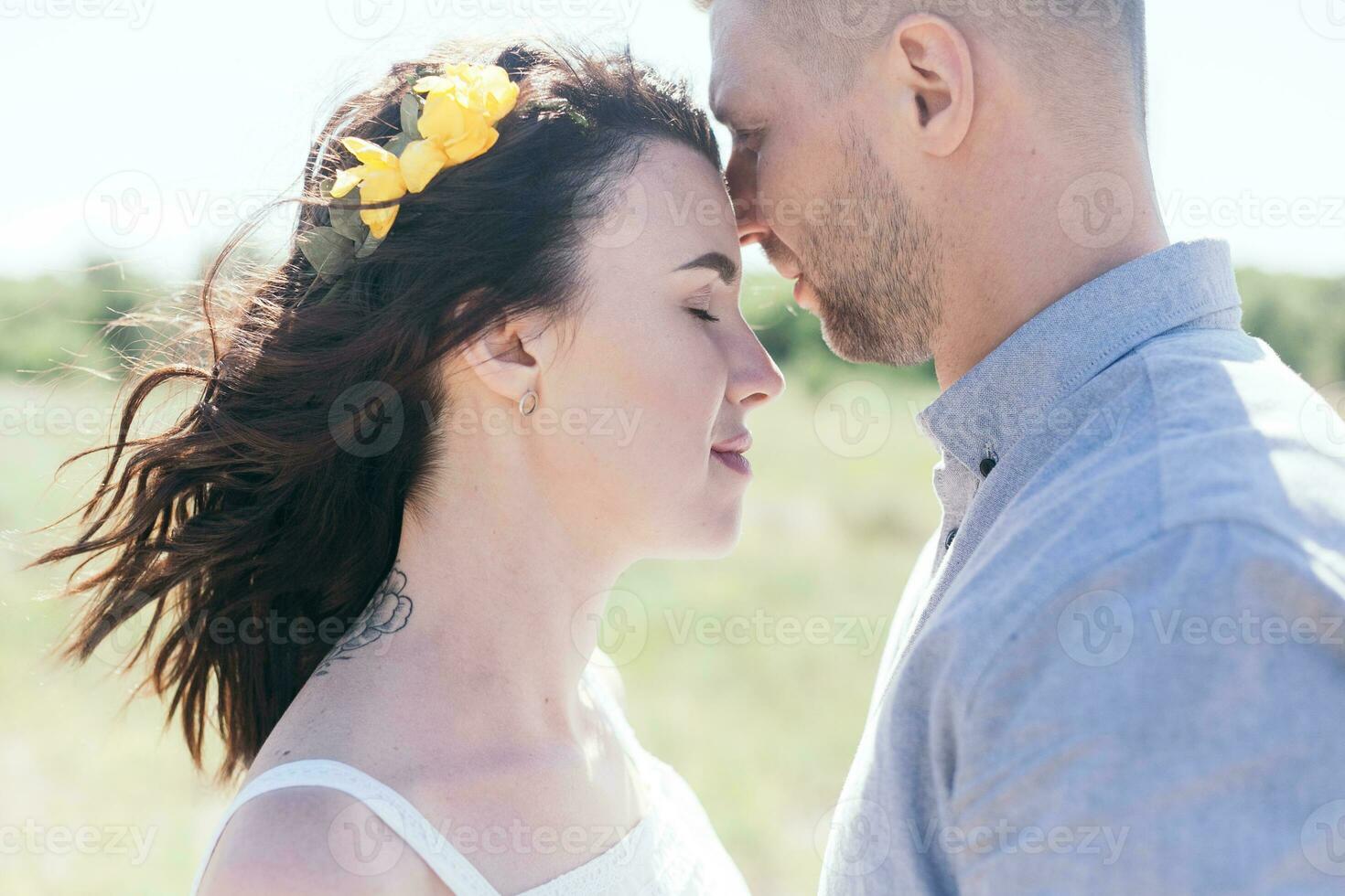 mariage marcher dans le pin forêt. ensoleillé journée. photo