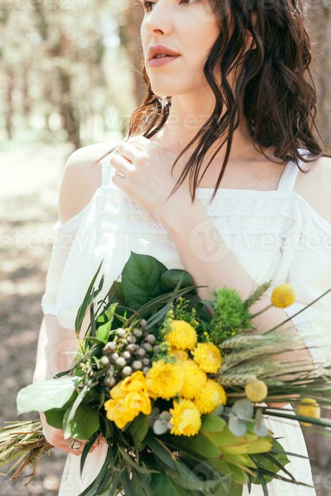 mariage marcher dans le pin forêt. ensoleillé journée. photo