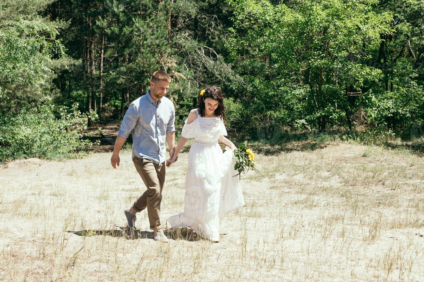 mariage marcher dans le pin forêt. ensoleillé journée. photo