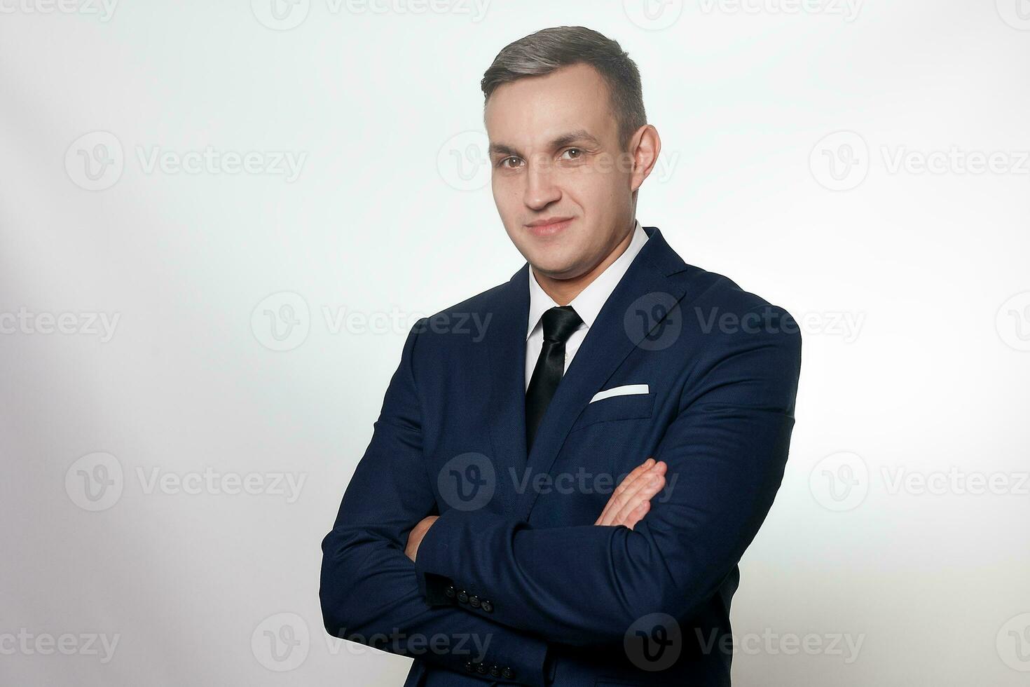 portrait de Beau homme dans noir bleu costume photo