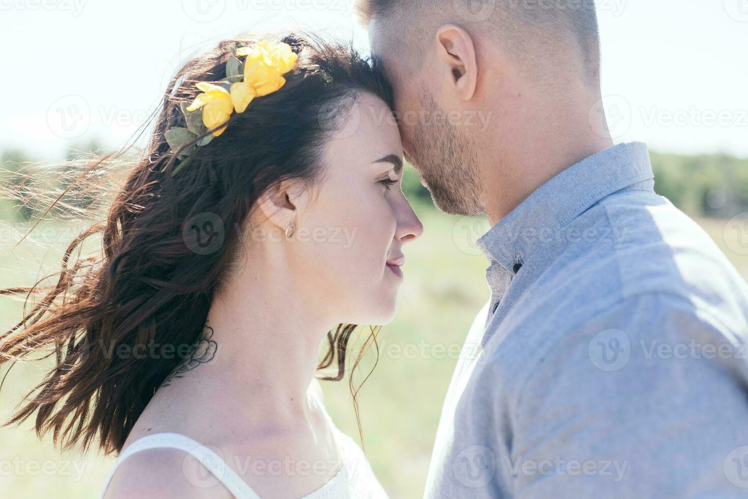 mariage marcher dans le pin forêt. ensoleillé journée. photo