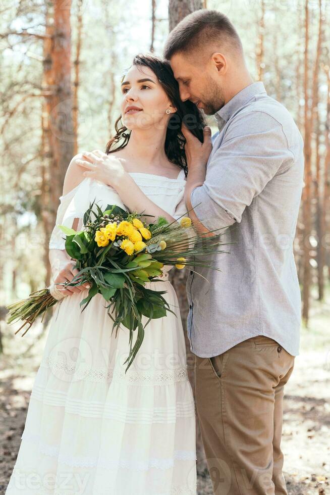 mariage marcher dans le pin forêt. ensoleillé journée. photo