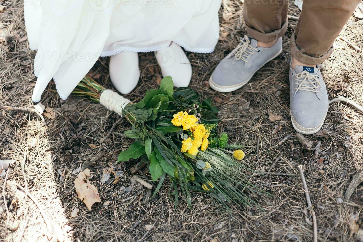 mariage marcher dans le pin forêt. ensoleillé journée. photo