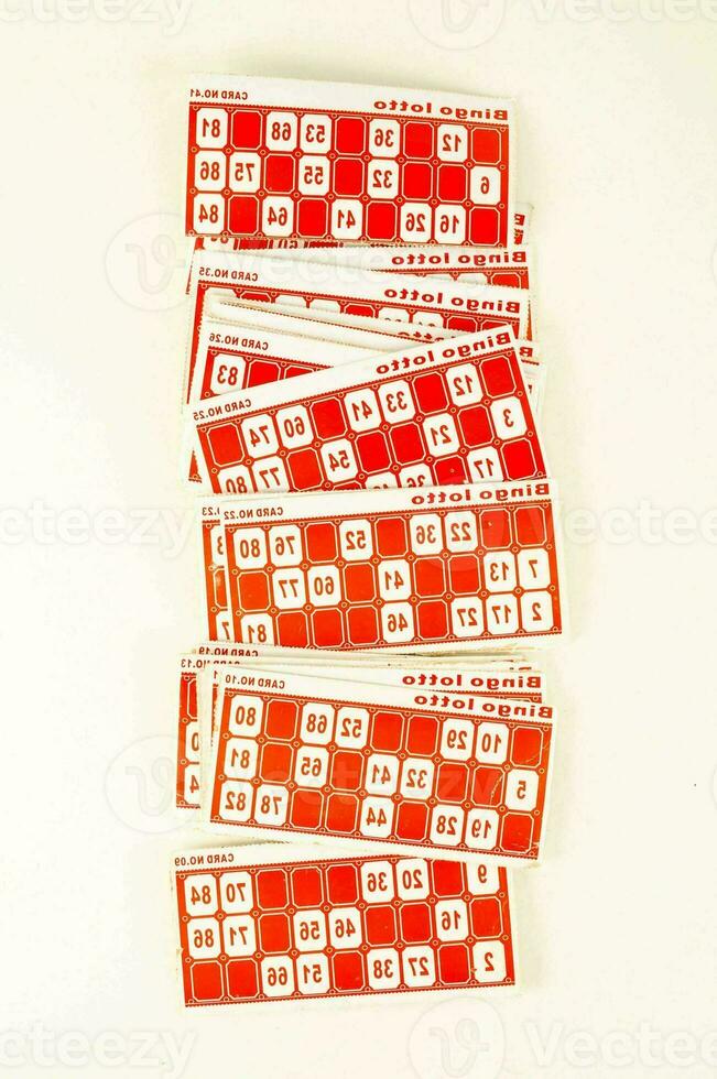 une empiler de rouge et blanc bingo cartes photo