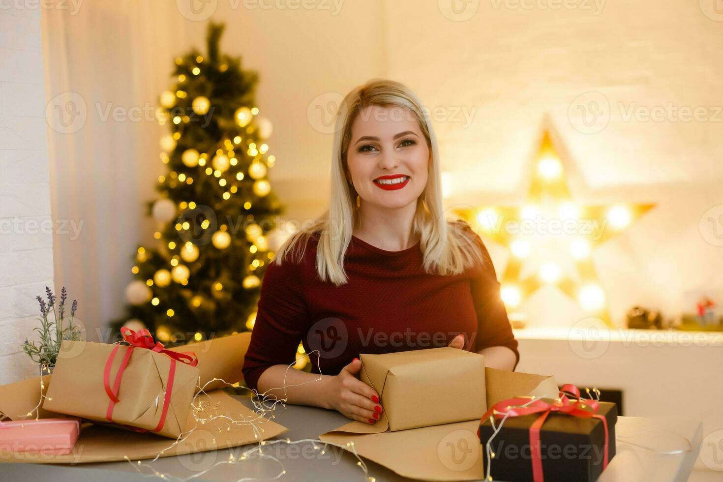 Portrait d'une jeune femme lors des préparatifs de Noël à la maison photo