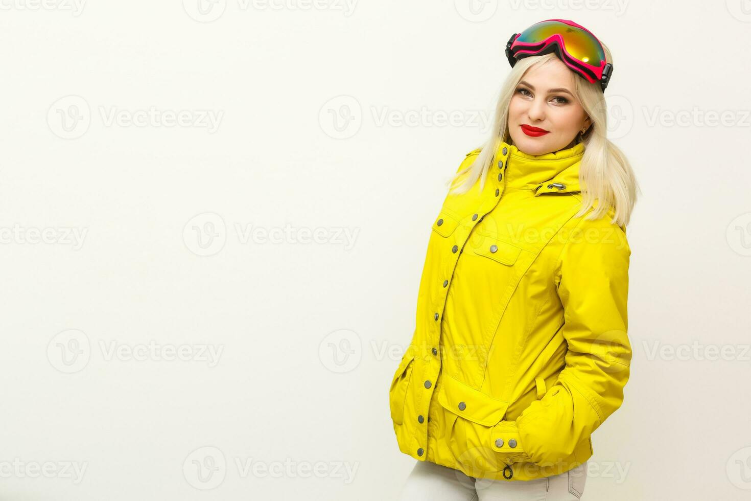 portrait d'une jeune fille heureuse isolée sur fond blanc photo