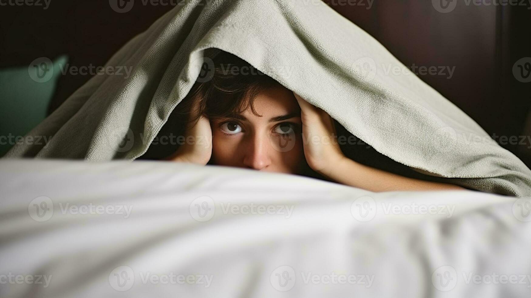 femme cache en dessous de une couverture. la personne dans lit. génératif ai photo