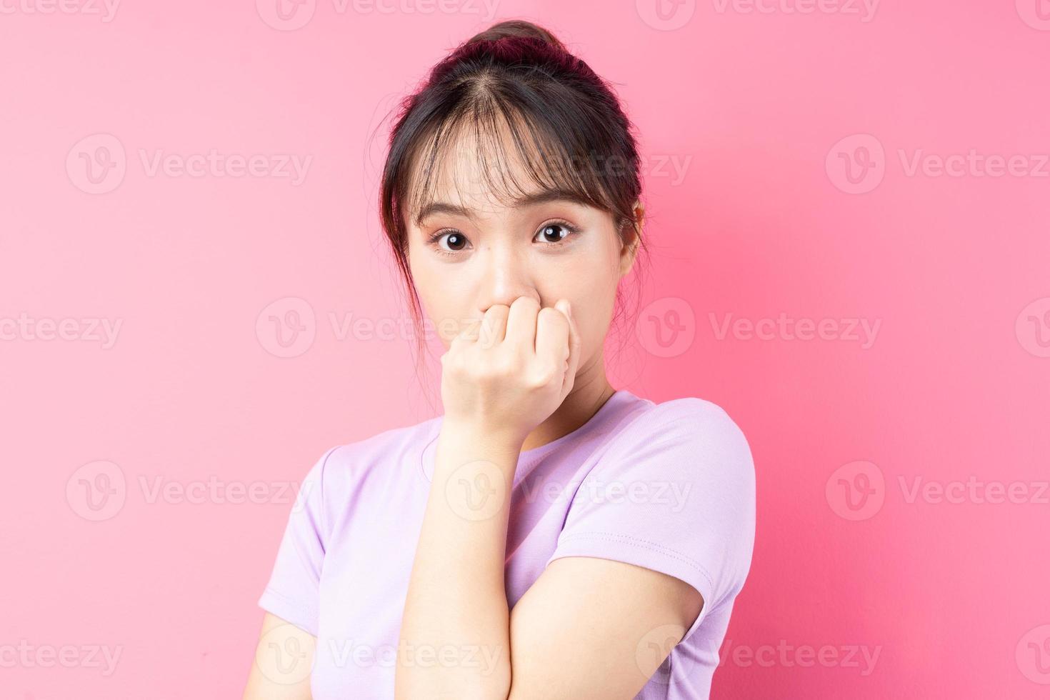 portrait de jeune fille asiatique sur fond rose photo
