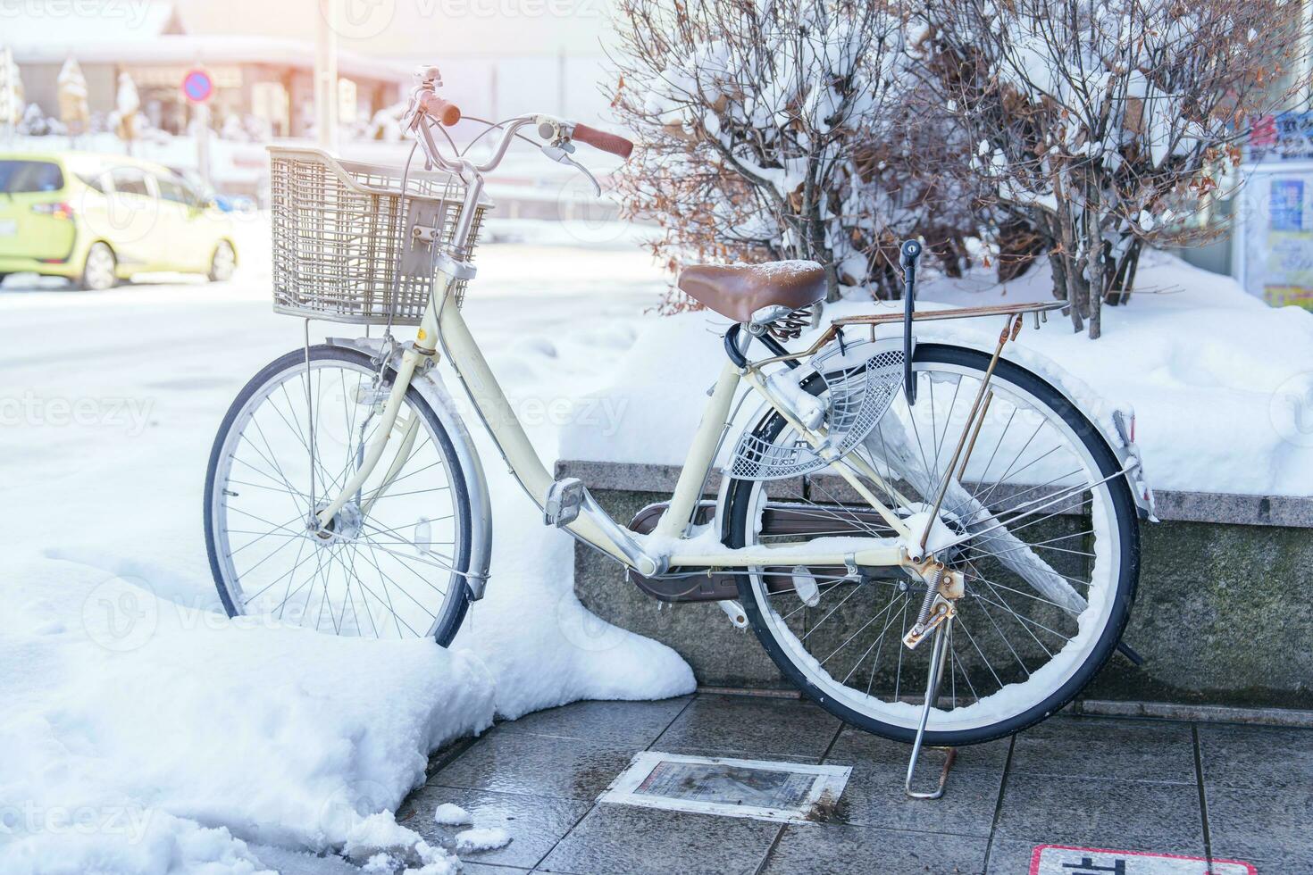 ancien bicyclette avec neige dans hiver saison. sapporo, hokkaïdo, Japon photo