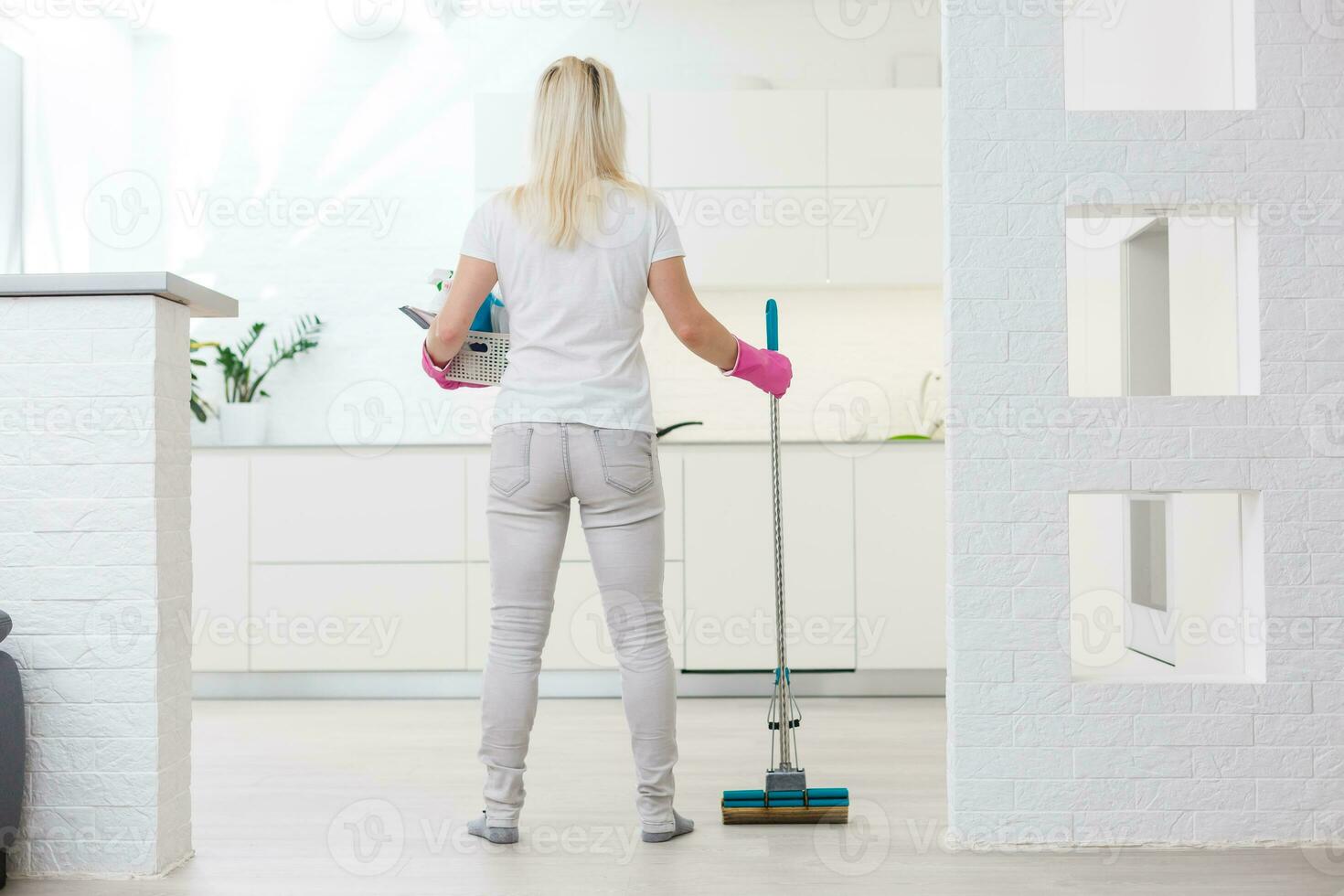 portrait de femme au foyer qui est prêt pour travaux ménagers. photo