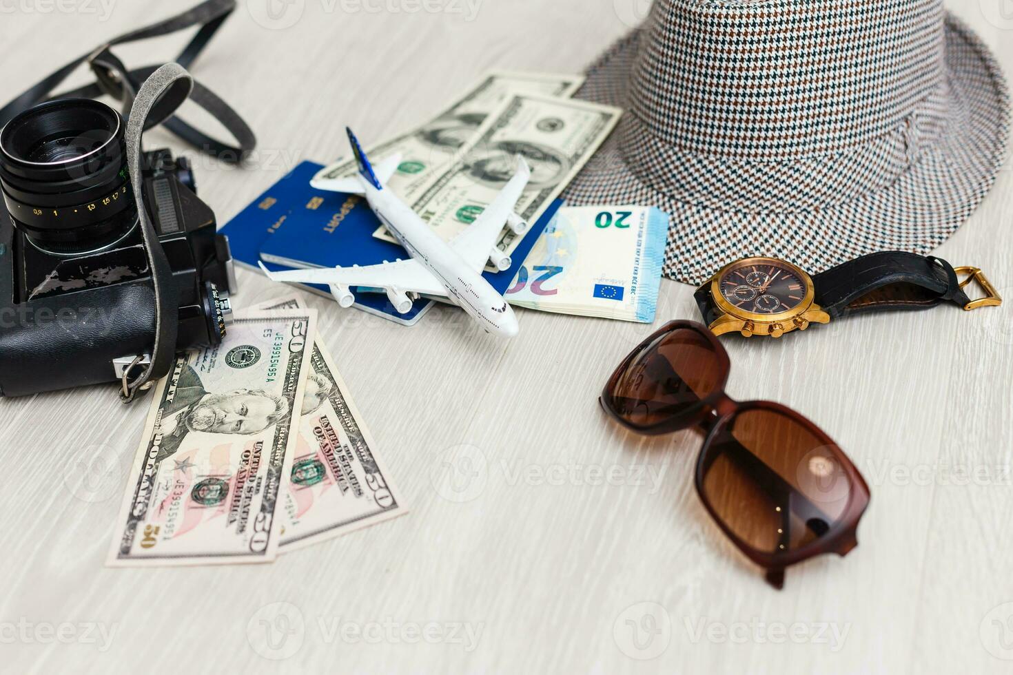 Voyage articles sont une boussole, des billets, documents, argent, une caméra, une jouet avion. Planification de air voyage, vacances, affaires voyages. publicité, bannière. photo