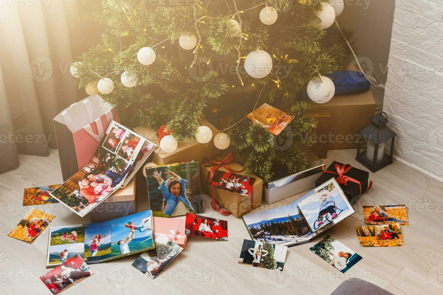 famille photo album près le Noël arbre