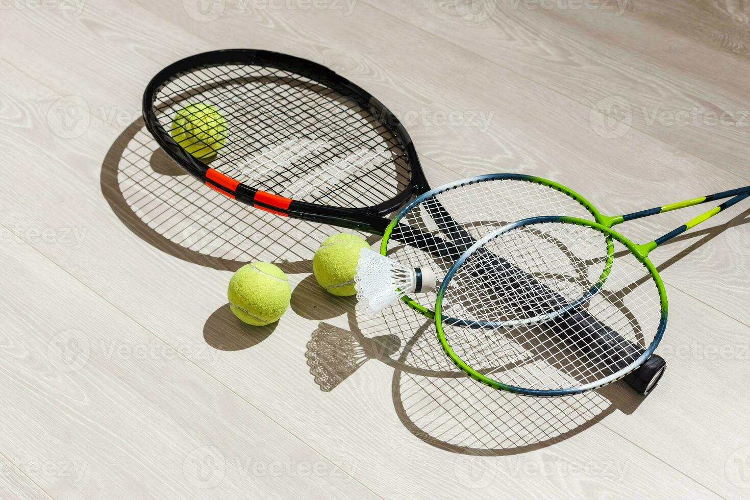 tennis équipement contre une en bois Contexte photo