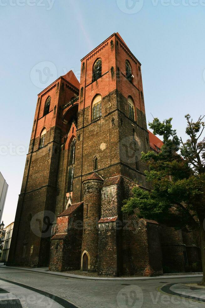 ancien église dans le vieux partie de le ville photo