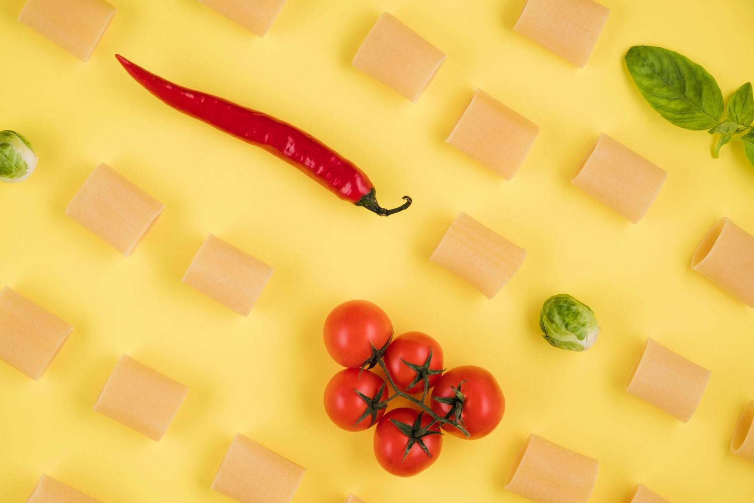 ingrédients délicieux pour un plat italien disposé sur fond jaune. photo