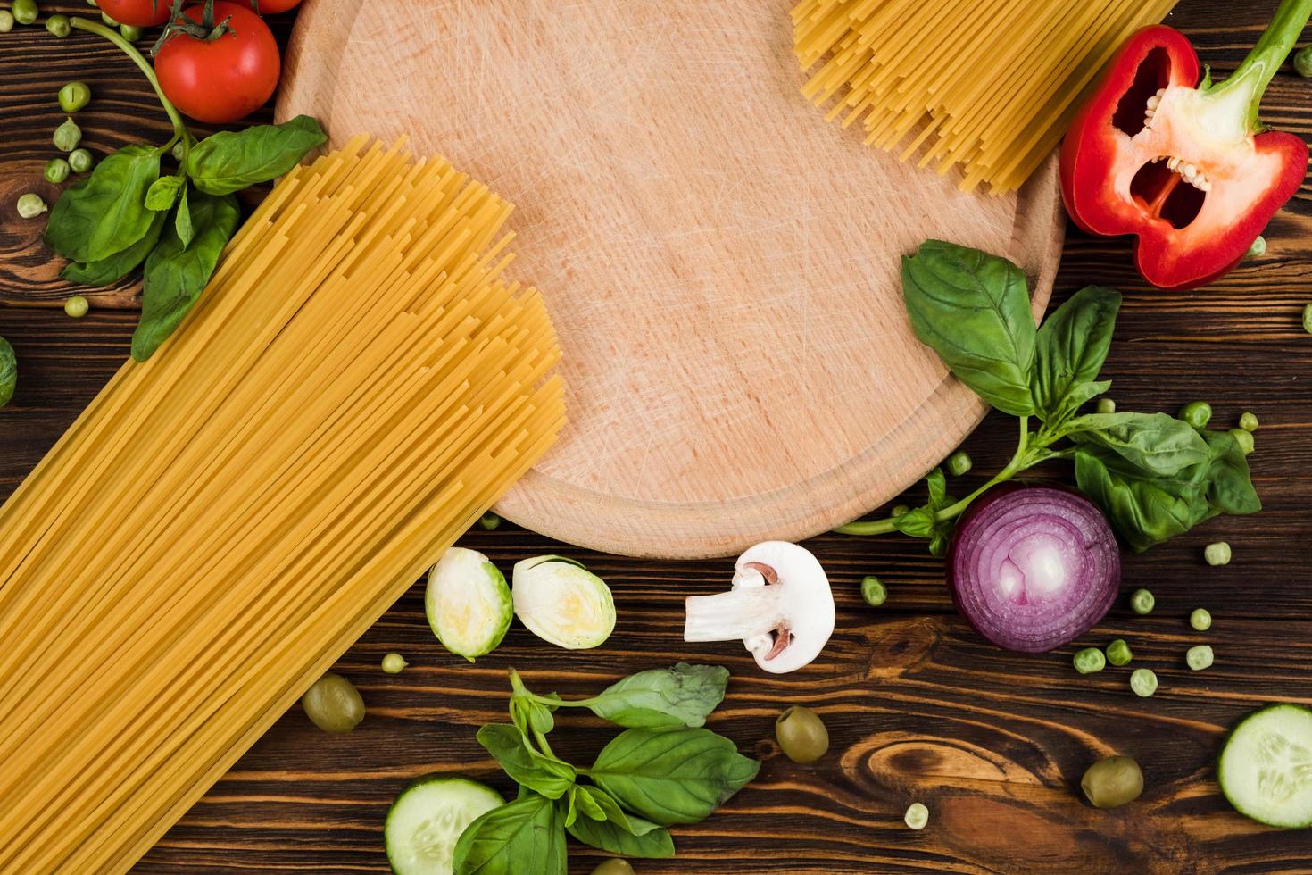 spaghettis sur une table en bois vintage photo