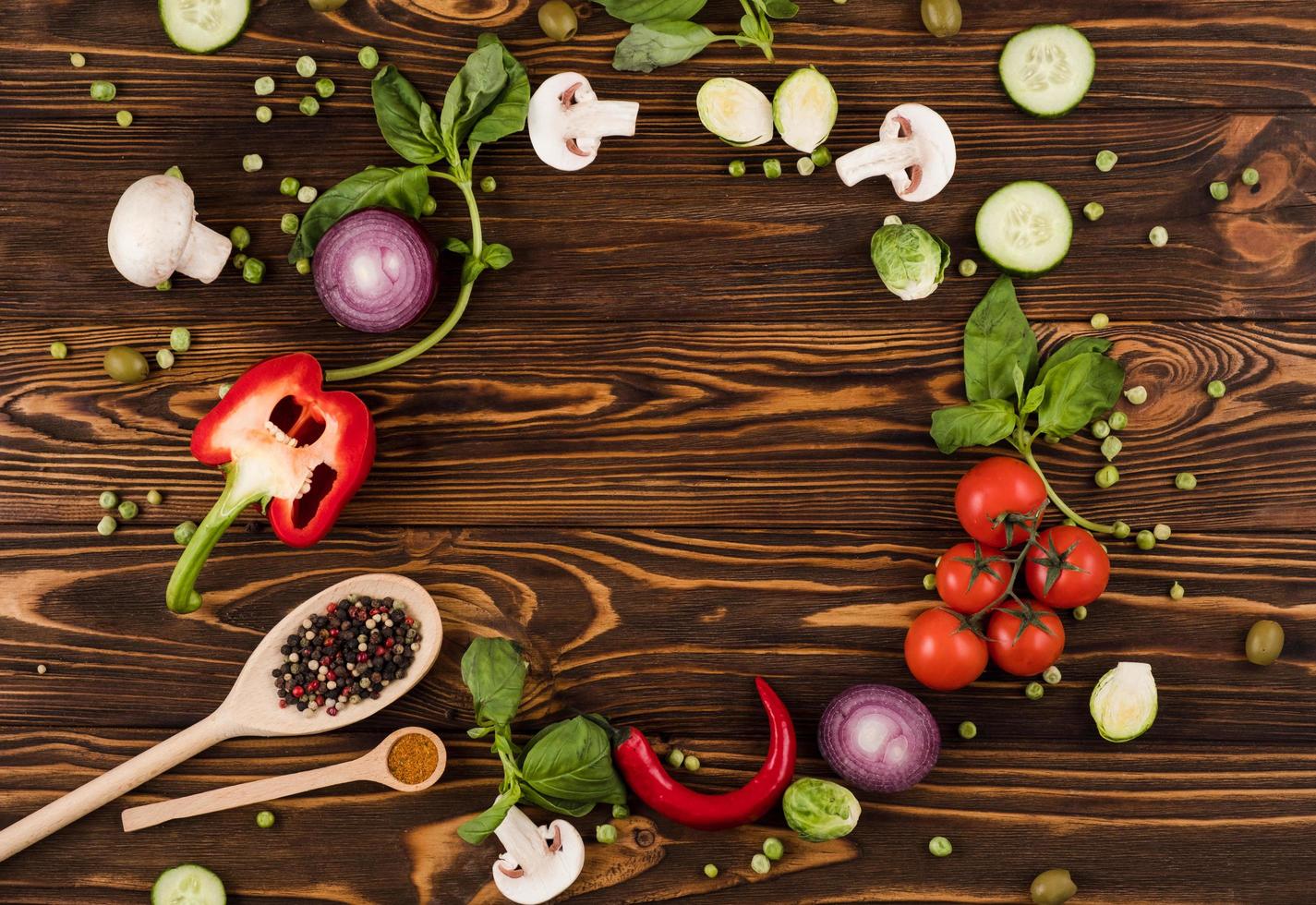 ensemble de légumes sur planche de bois. espace de copie. photo