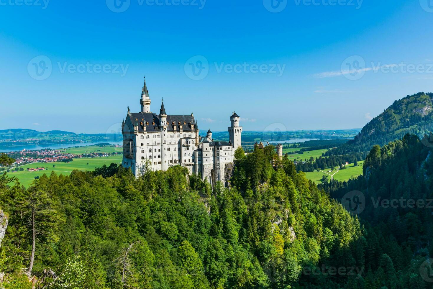 célèbre Conte de fée Neuschwanstein Château sur Haut de le Montagne dans bavarois Alpes dans Allemagne photo