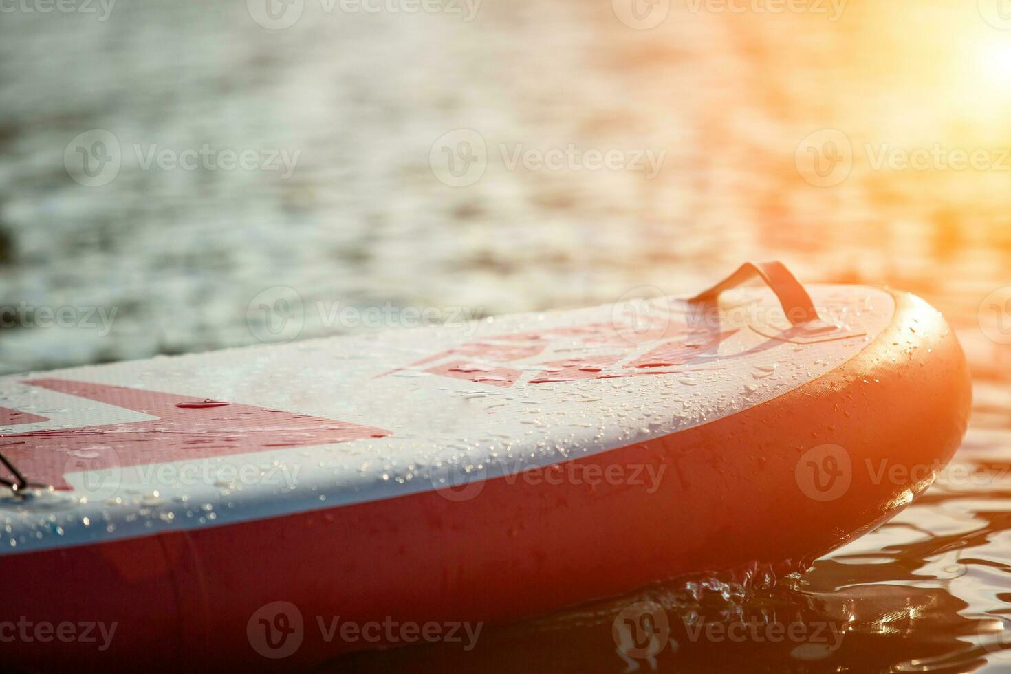 proche en haut de une supporter en haut pagayer planche souper et pagayer sur une Dock photo