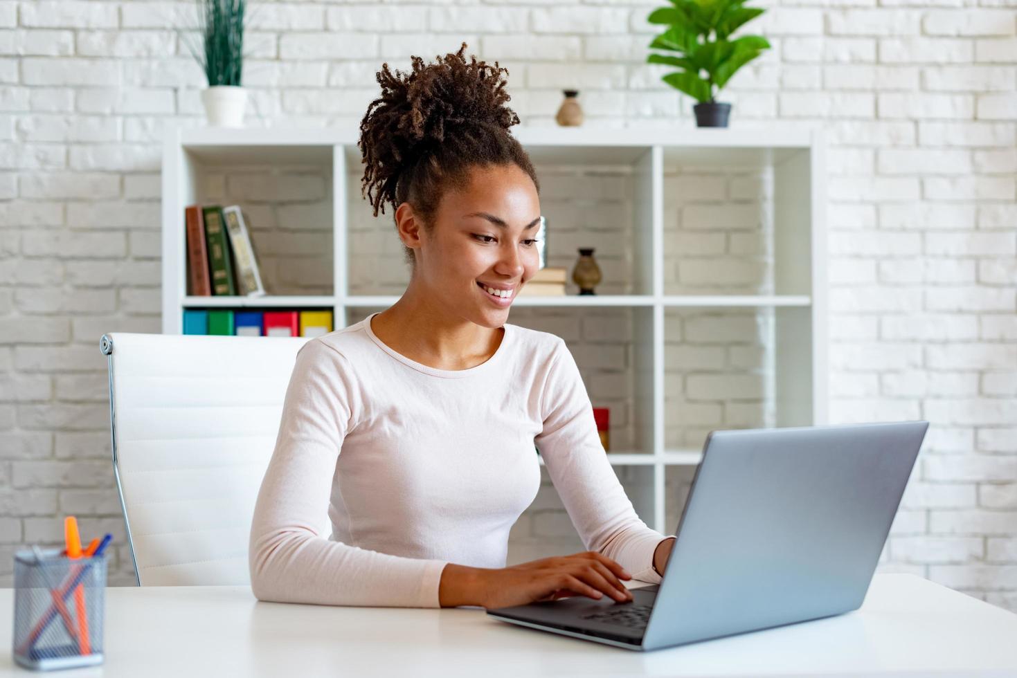 Femme Utilisant Un Onduleur Image stock - Image du utilisation,  enroulement: 209752669