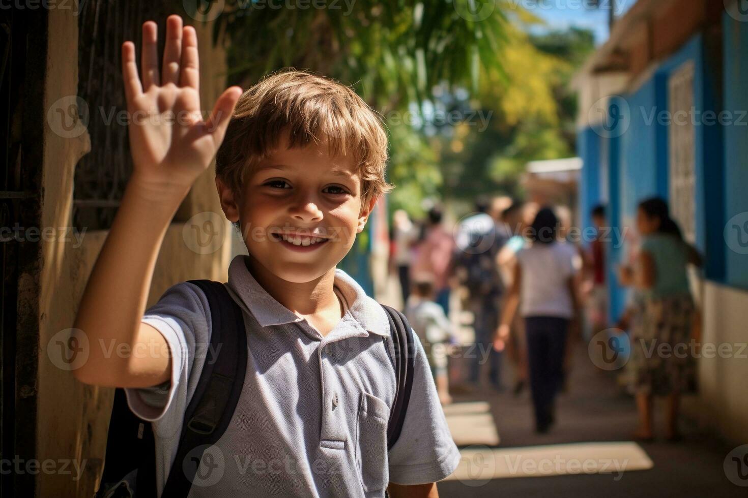 souriant garçon avec une sac à dos agitant le sien main dans le rue sur le sien façon à école. ai généré. photo