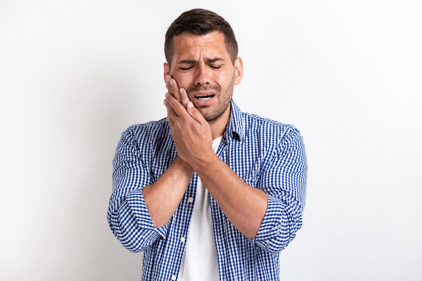 image d'un homme malade ayant mal au ventre et touché pour sa joue photo