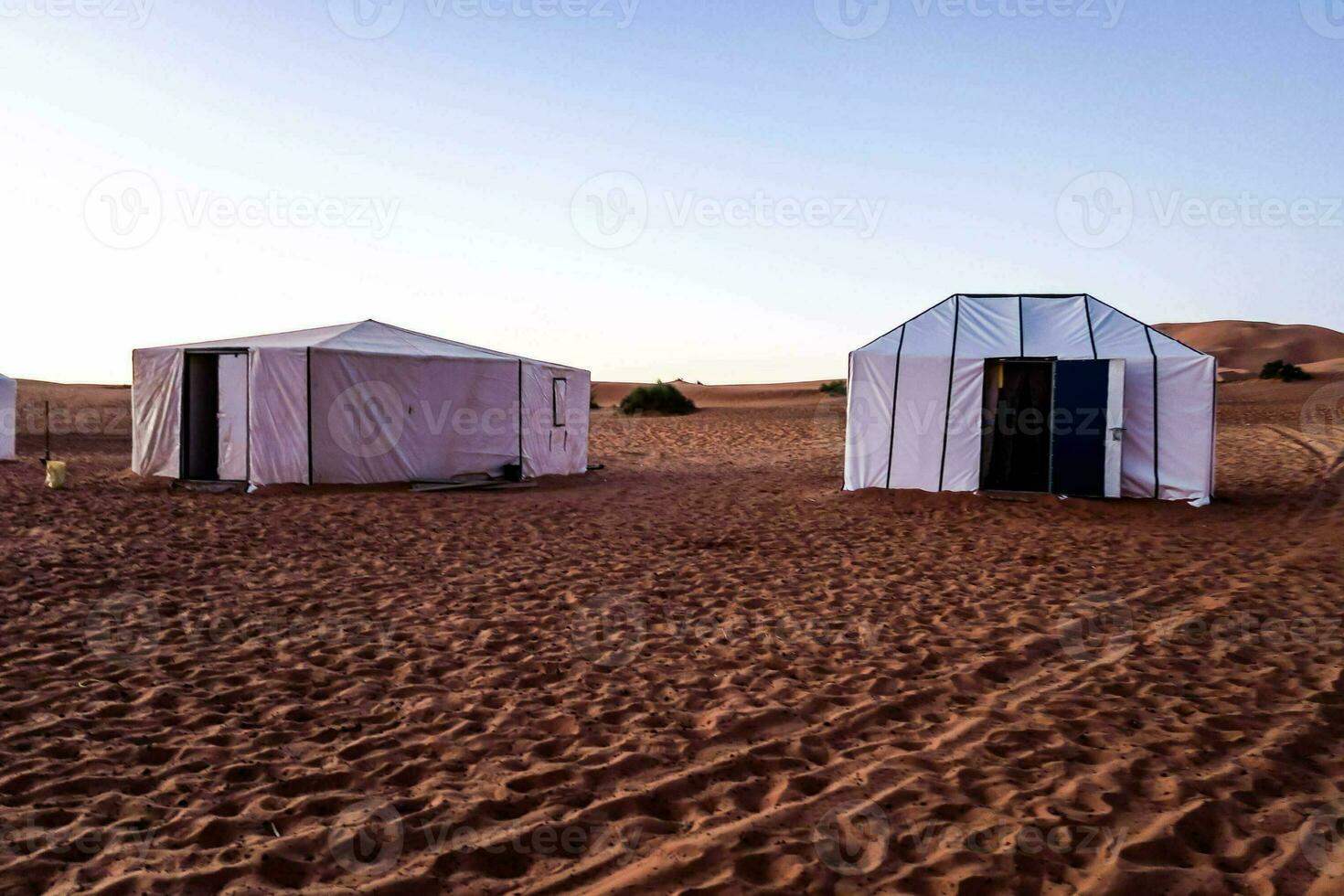 deux tentes dans le désert avec le sable et le sable dunes photo