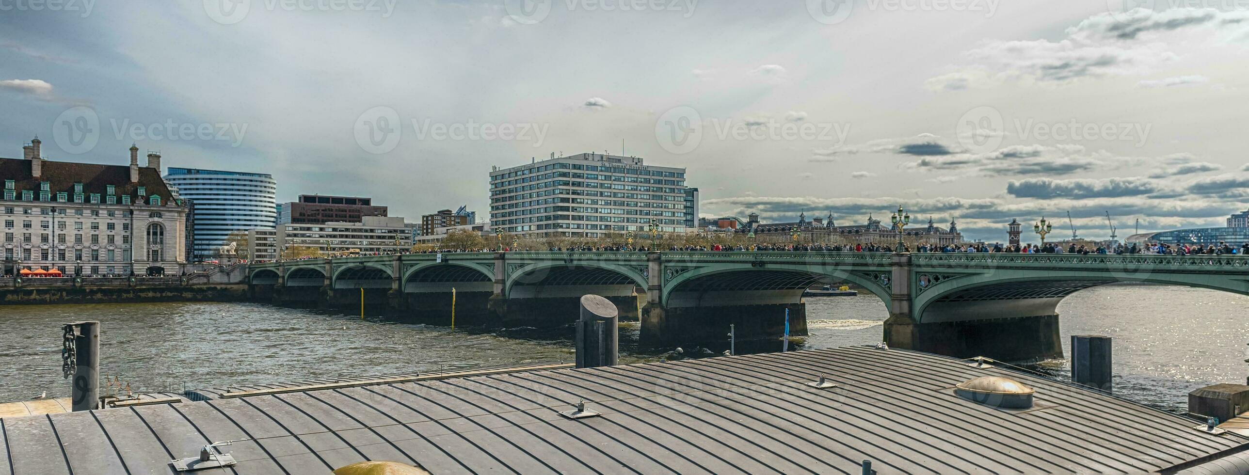 Westminster pont, iconique point de repère dans central Londres, Angleterre, Royaume-Uni photo