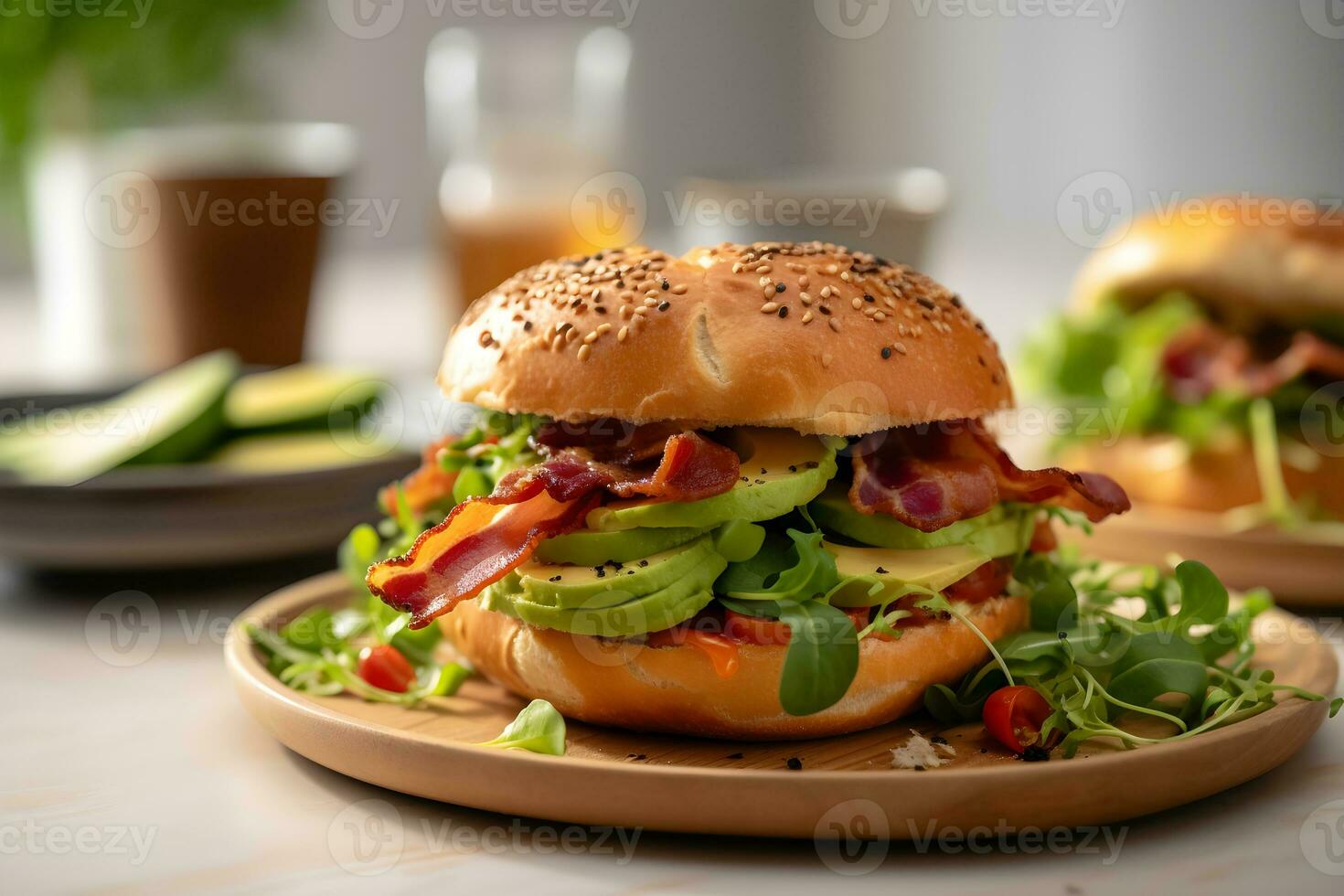 Frais beignet avec bacon, avocat, tomates et vert salade sur en bois plaque, proche en haut sur lumière Contexte. ai généré. photo