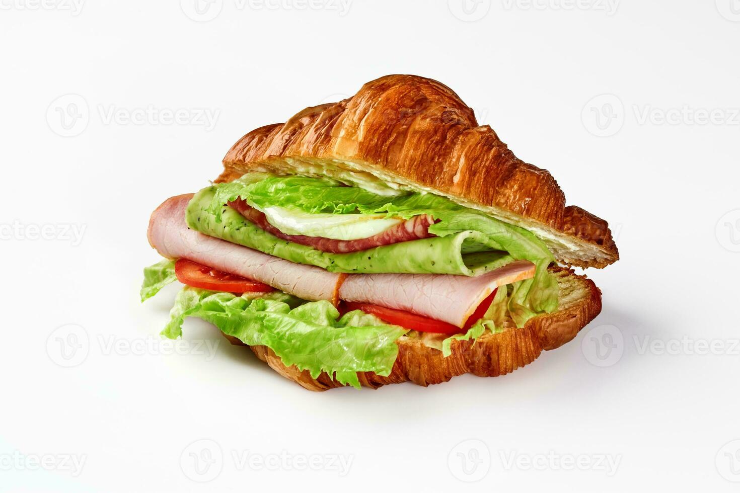 sandwich de bouffée croissant avec jambon, salami, vert fromage, frit Oeuf et des légumes photo
