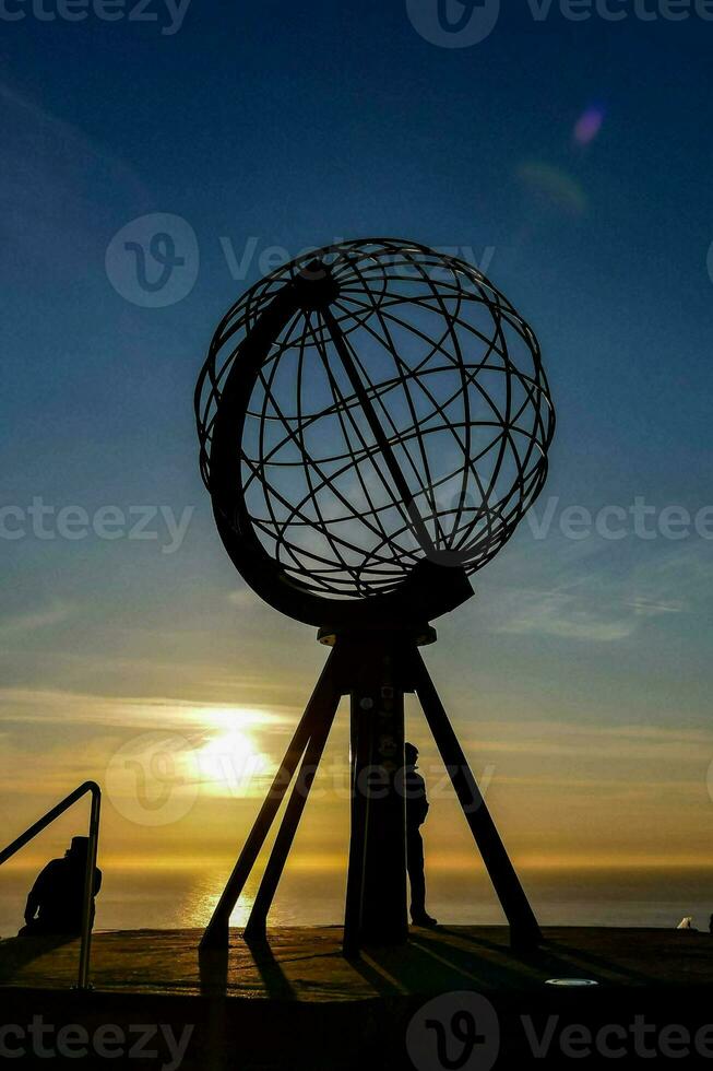 le Soleil ensembles derrière le Nord pôle photo