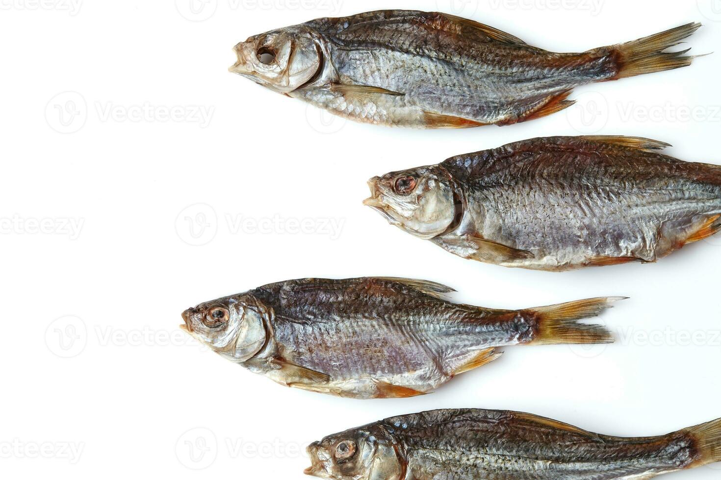 séché ou saccadé salé gardon, acceptable poisson clip isolé sur blanc Contexte. salé Bière apéritif. traditionnel façon de conservation poisson. proche en haut photo