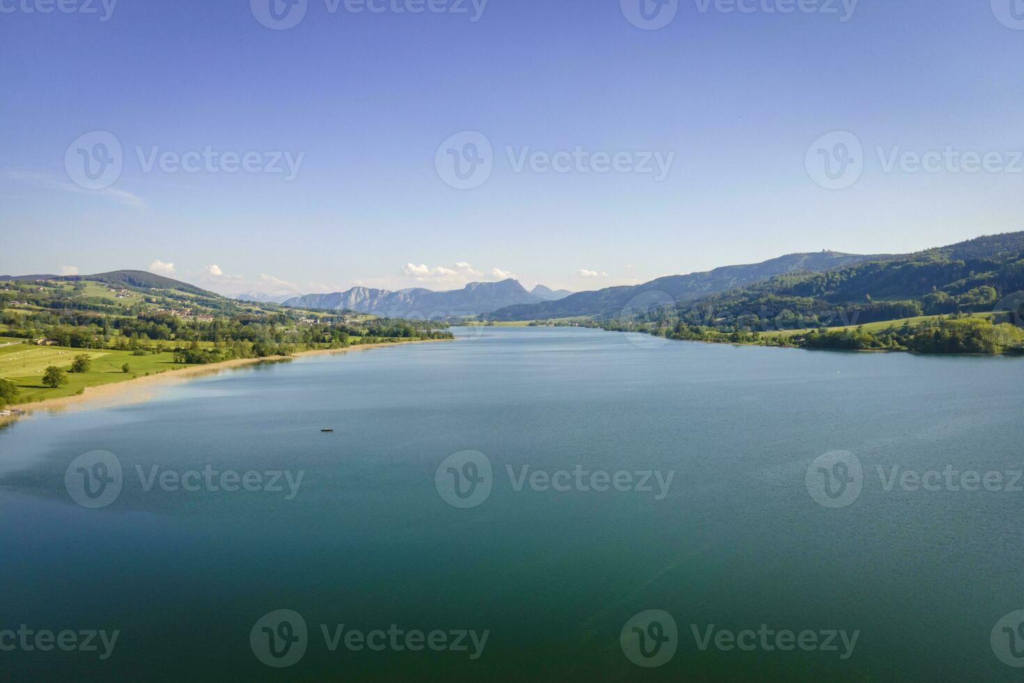 paysages à le magnifique local des loisirs zone à le irrsee dans L'Autriche photo