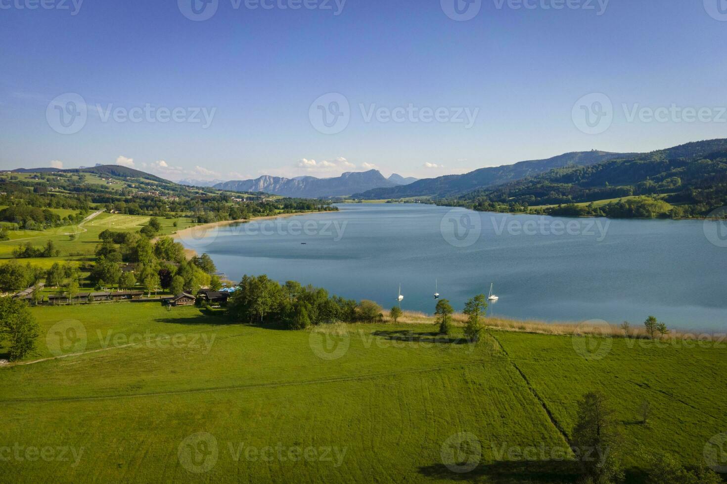 paysages à le magnifique local des loisirs zone à le irrsee dans L'Autriche photo