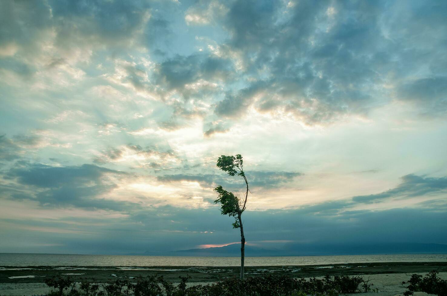 lever du soleil à gili ketapang île, Indonésie photo