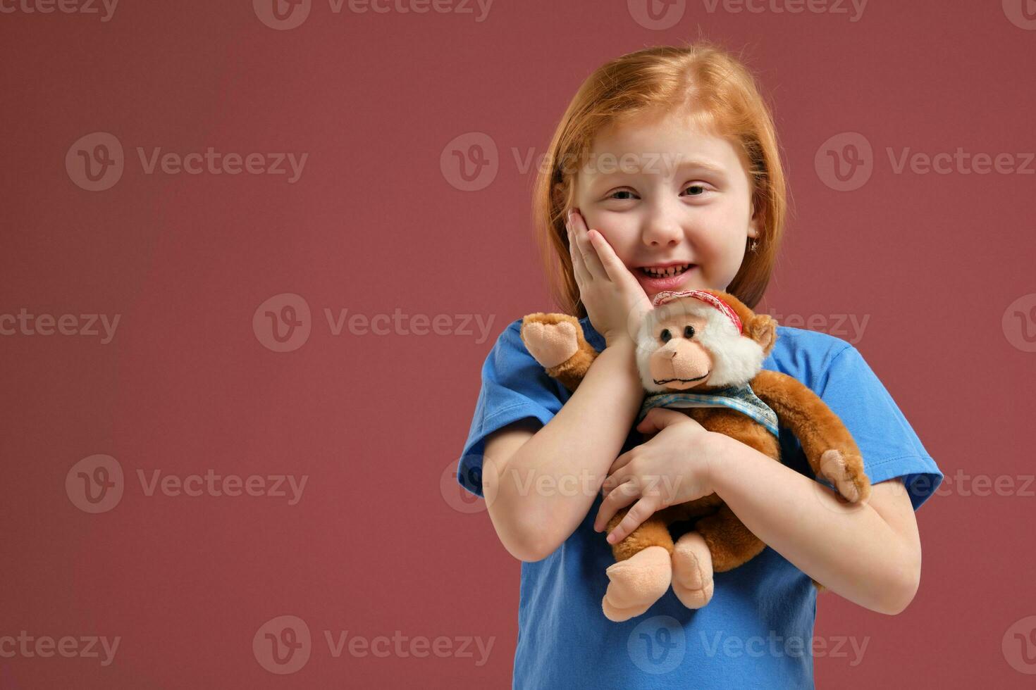 portrait de mignonne roux émotif peu fille sur rouge Contexte photo