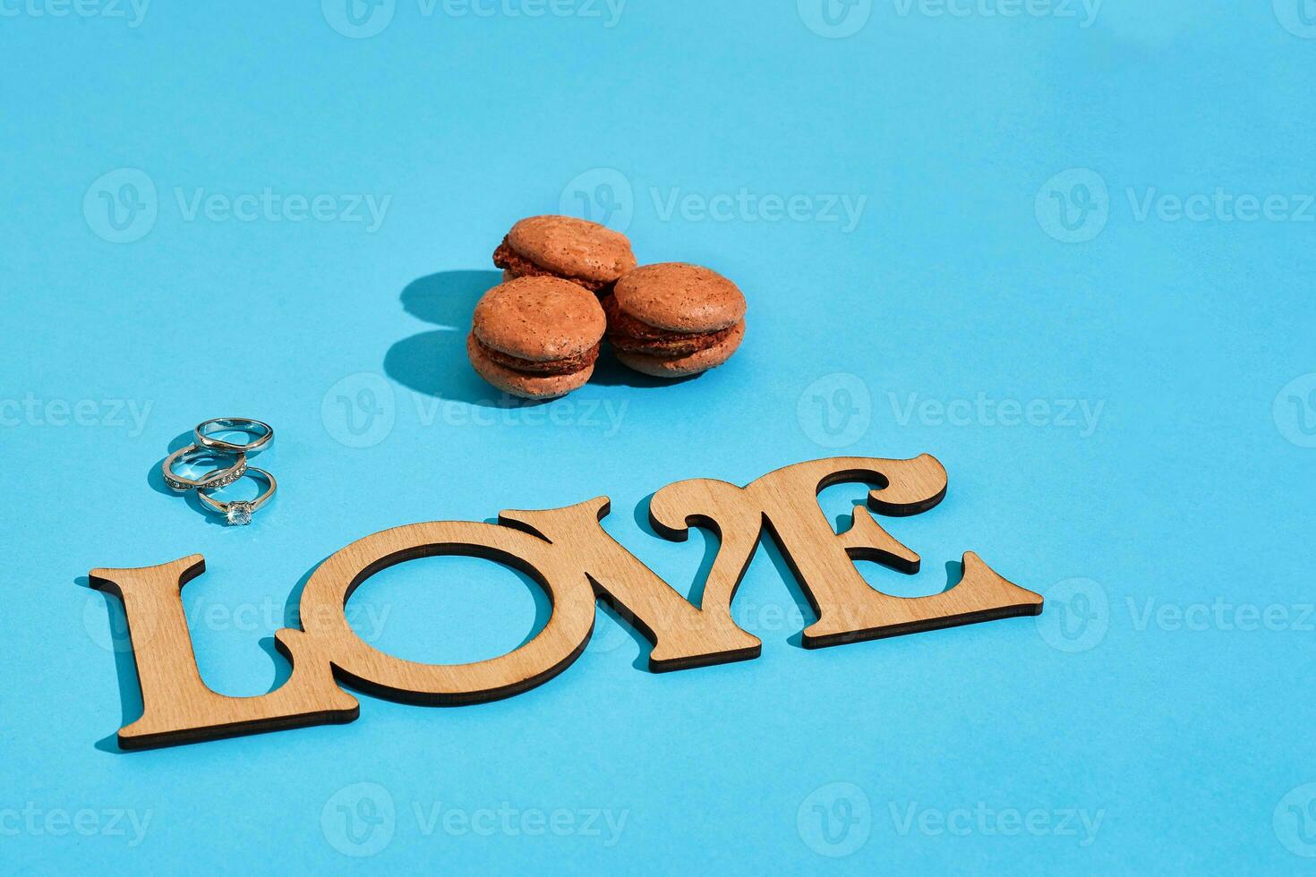 macarons sur une bleu Contexte avec le mots je l'amour orthographié en dehors je photo