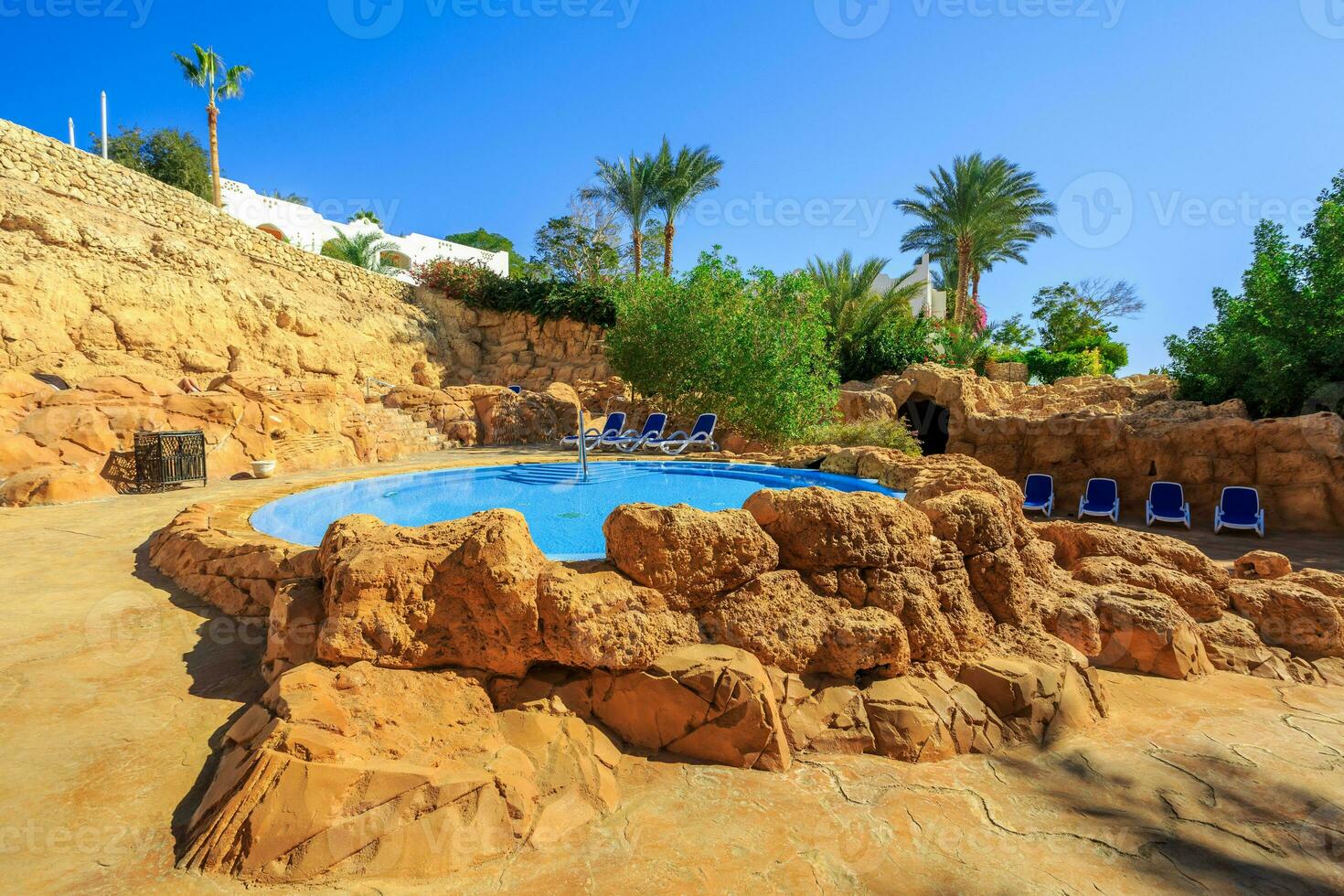 paysage avec personne nager bassin à luxe Hôtel photo