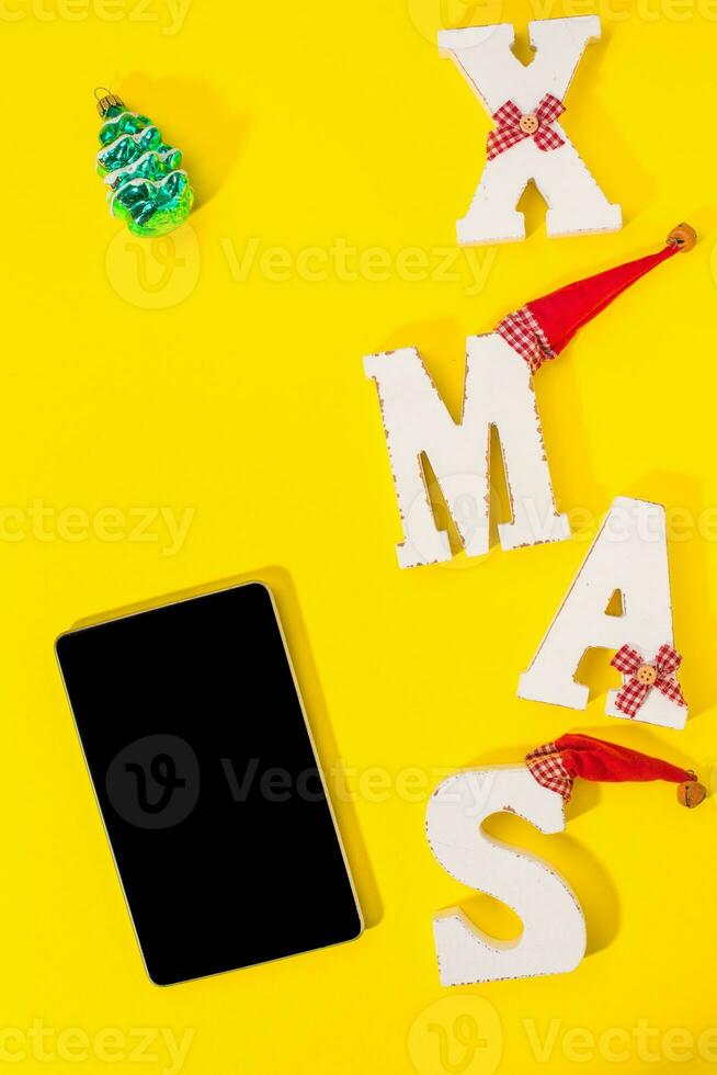 téléphone intelligent avec Noël décorations. photo