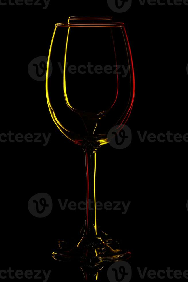 magnifique verre de du vin sur une noir Contexte photo